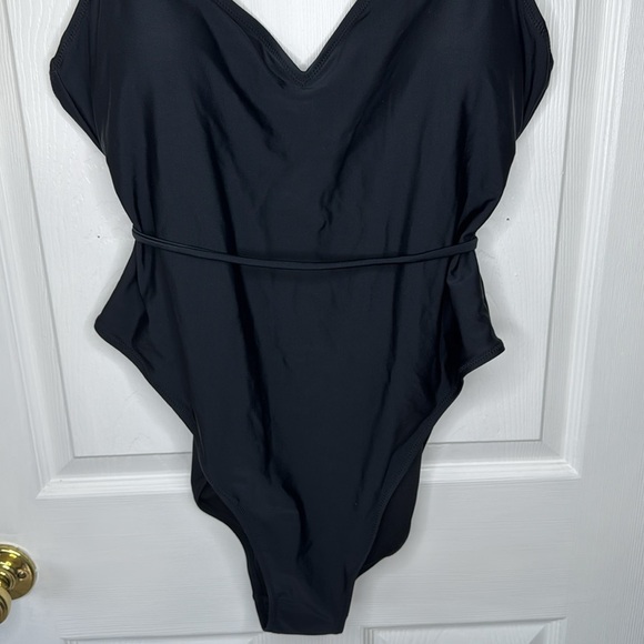 NWT Old Navy Swimsuit 🖤 - Picture 3 of 9